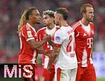 22.08.2025, Fussball Bundesliga 2025/2026, 1.Spieltag, FC Bayern Mnchen - RB Leipzig, in der Allianz-Arena Mnchen, David Raum (RB Leipzig) gratuliert  Sacha Boey (FC Bayern Mnchen) 



