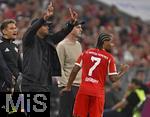 22.08.2025, Fussball Bundesliga 2025/2026, 1.Spieltag, FC Bayern Mnchen - RB Leipzig, in der Allianz-Arena Mnchen, Trainer Vincent Kompany (FC Bayern Mnchen) gestikuliert. Serge Gnabry (FC Bayern Mnchen) 


