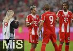 22.08.2025, Fussball Bundesliga 2025/2026, 1.Spieltag, FC Bayern Mnchen - RB Leipzig, in der Allianz-Arena Mnchen, v.l. Luis Diaz (FC Bayern Mnchen), Harry Kane (FC Bayern Mnchen) und Jonah Kusi-Asare (Bayern Mnchen) jubeln


