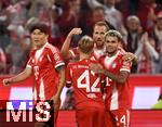 22.08.2025, Fussball Bundesliga 2025/2026, 1.Spieltag, FC Bayern Mnchen - RB Leipzig, in der Allianz-Arena Mnchen, Torjubel v.l. LMin-jae Kim (Bayern Mnchen, Minjae Kim), Lennart Karl (FC Bayern Mnchen), Harry Kane (FC Bayern Mnchen) und Luis Diaz (FC Bayern Mnchen) 


