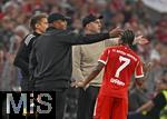22.08.2025, Fussball Bundesliga 2025/2026, 1.Spieltag, FC Bayern Mnchen - RB Leipzig, in der Allianz-Arena Mnchen, Trainer Vincent Kompany (FC Bayern Mnchen) gestikuliert. Serge Gnabry (FC Bayern Mnchen) 



