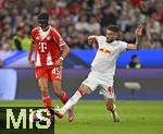 22.08.2025, Fussball Bundesliga 2025/2026, 1.Spieltag, FC Bayern Mnchen - RB Leipzig, in der Allianz-Arena Mnchen, v.l. Aleksandar Pavlovic (Bayern Mnchen)  gegen Romulo (RB Leipzig) 


