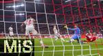 22.08.2025, Fussball Bundesliga 2025/2026, 1.Spieltag, FC Bayern Mnchen - RB Leipzig, in der Allianz-Arena Mnchen, Torschuss zum 4:0 von Harry Kane (re, FC Bayern Mnchen) gegen Torwart Peter Gulacsi (RB Leipzig) und David Raum (RB Leipzig) 


