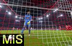 22.08.2025, Fussball Bundesliga 2025/2026, 1.Spieltag, FC Bayern Mnchen - RB Leipzig, in der Allianz-Arena Mnchen, li: Torwart Peter Gulacsi (RB Leipzig) muss wieder den Ball aus dem Netz holen nach einem Gegentor, rechts jubeln die Bayernspieler.  


