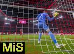 22.08.2025, Fussball Bundesliga 2025/2026, 1.Spieltag, FC Bayern Mnchen - RB Leipzig, in der Allianz-Arena Mnchen, li: Torwart Peter Gulacsi (RB Leipzig) muss wieder den Ball aus dem Netz holen nach einem Gegentor, rechts jubeln die Bayernspieler. 


