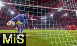 22.08.2025, Fussball Bundesliga 2025/2026, 1.Spieltag, FC Bayern Mnchen - RB Leipzig, in der Allianz-Arena Mnchen, li: Torwart Peter Gulacsi (RB Leipzig) muss wieder den Ball aus dem Netz holen nach einem Gegentor, rechts jubeln die Bayernspieler.  



