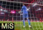 22.08.2025, Fussball Bundesliga 2025/2026, 1.Spieltag, FC Bayern Mnchen - RB Leipzig, in der Allianz-Arena Mnchen, li: Torwart Peter Gulacsi (RB Leipzig) muss wieder den Ball aus dem Netz holen nach einem Gegentor, rechts jubeln die Bayernspieler. 


