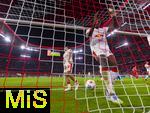 22.08.2025, Fussball Bundesliga 2025/2026, 1.Spieltag, FC Bayern Mnchen - RB Leipzig, in der Allianz-Arena Mnchen, Xavi Simons (RB Leipzig) und Castello Lukeba (RB Leipzig) landen mit dem Ball im Tor bei einem Gegentreffer.


