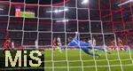 22.08.2025, Fussball Bundesliga 2025/2026, 1.Spieltag, FC Bayern Mnchen - RB Leipzig, in der Allianz-Arena Mnchen, Torschuss zum 5:0 von Harry Kane (re, FC Bayern Mnchen), Torwart Peter Gulacsi (RB Leipzig) hat keine Chance.


