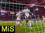 22.08.2025, Fussball Bundesliga 2025/2026, 1.Spieltag, FC Bayern Mnchen - RB Leipzig, in der Allianz-Arena Mnchen, Xavi Simons (RB Leipzig) und Castello Lukeba (RB Leipzig) landen mit dem Ball im Tor bei einem Gegentreffer.


