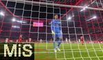 22.08.2025, Fussball Bundesliga 2025/2026, 1.Spieltag, FC Bayern Mnchen - RB Leipzig, in der Allianz-Arena Mnchen, li: Torwart Peter Gulacsi (RB Leipzig) muss wieder den Ball aus dem Netz holen nach einem Gegentor, rechts jubeln die Bayernspieler. 


