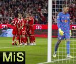 22.08.2025, Fussball Bundesliga 2025/2026, 1.Spieltag, FC Bayern Mnchen - RB Leipzig, in der Allianz-Arena Mnchen, Torjubel, Konrad Laimer (FC Bayern Mnchen), Leon Goretzka (FC Bayern Mnchen), Aleksandar Pavlovic (Bayern Mnchen) , Luis Diaz (FC Bayern Mnchen), Serge Gnabry (FC Bayern Mnchen), Michael Olise (FC Bayern Mnchen), Harry Kane (FC Bayern Mnchen). re: Torwart Peter Gulacsi (RB Leipzig) enttuscht in seinem Tor.

