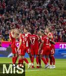 22.08.2025, Fussball Bundesliga 2025/2026, 1.Spieltag, FC Bayern Mnchen - RB Leipzig, in der Allianz-Arena Mnchen, Torjubel, Konrad Laimer (FC Bayern Mnchen), Jonathan Tah (FC Bayern Mnchen), Aleksandar Pavlovic (Bayern Mnchen) , Luis Diaz (FC Bayern Mnchen), Serge Gnabry (FC Bayern Mnchen), Michael Olise (FC Bayern Mnchen), Harry Kane (FC Bayern Mnchen).

