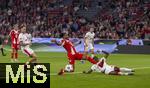 22.08.2025, Fussball Bundesliga 2025/2026, 1.Spieltag, FC Bayern Mnchen - RB Leipzig, in der Allianz-Arena Mnchen, v.li: David Raum (RB Leipzig), Michael Olise (FC Bayern Mnchen), Castello Lukeba (RB Leipzig) 

