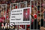 22.08.2025, Fussball Bundesliga 2025/2026, 1.Spieltag, FC Bayern Mnchen - RB Leipzig, in der Allianz-Arena Mnchen, Bayernfans mchten das Trikot von Lennart Karl (FC Bayern Mnchen) 


