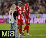 22.08.2025, Fussball Bundesliga 2025/2026, 1.Spieltag, FC Bayern Mnchen - RB Leipzig, in der Allianz-Arena Mnchen, Nach dem Spiel drfen seit neuem Social Media Mitarbeiter gleich nach Schlusspfiff O-Tne von den Spielern abgreifen.