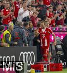 22.08.2025, Fussball Bundesliga 2025/2026, 1.Spieltag, FC Bayern Mnchen - RB Leipzig, in der Allianz-Arena Mnchen, Harry Kane (FC Bayern Mnchen) wird nach seiner Auswechslung vom Bayern-Staff gefeiert.