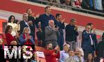 22.08.2025, Fussball Bundesliga 2025/2026, 1.Spieltag, FC Bayern Mnchen - RB Leipzig, in der Allianz-Arena Mnchen, Ehren-Prsident Uli Hoene (FC Bayern Mnchen, Hoeness) applaudiert nach dem Schlusspfiff. oben mitte: Rodrigo Diehl, Vorstandsmitglied Deutsche Telekom und Sprecher der Geschftsfhrung Telekom Deutschland, und Michael Hagspihl, SVP Global Strategic Projects und Marketing Partnerships Deutsche Telekom, 