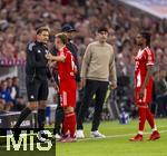 22.08.2025, Fussball Bundesliga 2025/2026, 1.Spieltag, FC Bayern Mnchen - RB Leipzig, in der Allianz-Arena Mnchen, Joshua Kimmich (FC Bayern Mnchen) diskutiert mit dem 4.Offiziellen Tobias Reichel (li) wegen der Szene, die Kimmich beim Schiedsrichter reklamierte (Falsch ausgefhrter Freistoss vor dem Leipzig-Tor). Das Tor wird dann zurckgenommen deswegen, aber Kimmich erhlt die Gelbe Karte.