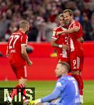 22.08.2025, Fussball Bundesliga 2025/2026, 1.Spieltag, FC Bayern Mnchen - RB Leipzig, in der Allianz-Arena Mnchen, Torjubel, Luis Diaz (FC Bayern Mnchen), Harry Kane (re, FC Bayern Mnchen), Torwart Peter Gulacsi (RB Leipzig), Konrad Laimer (FC Bayern Mnchen) 