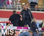 22.08.2025, Fussball Bundesliga 2025/2026, 1.Spieltag, FC Bayern Mnchen - RB Leipzig, in der Allianz-Arena Mnchen, Sportvorstand Max Eberl (Bayern Mnchen) begrt den Bayerischen Ministerprsident Markus Sder (CDU, Deutschland) auf der Ehrentribne. 