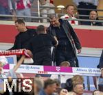 22.08.2025, Fussball Bundesliga 2025/2026, 1.Spieltag, FC Bayern Mnchen - RB Leipzig, in der Allianz-Arena Mnchen, Sportvorstand Max Eberl (Bayern Mnchen) begrt den Bayerischen Ministerprsident Markus Sder (CDU, Deutschland) auf der Ehrentribne. 
