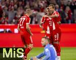 22.08.2025, Fussball Bundesliga 2025/2026, 1.Spieltag, FC Bayern Mnchen - RB Leipzig, in der Allianz-Arena Mnchen, Torjubel, Konrad Laimer (FC Bayern Mnchen), Luis Diaz (FC Bayern Mnchen), Harry Kane (FC Bayern Mnchen), Torwart Peter Gulacsi (RB Leipzig) 
