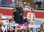 22.08.2025, Fussball Bundesliga 2025/2026, 1.Spieltag, FC Bayern Mnchen - RB Leipzig, in der Allianz-Arena Mnchen, Sportvorstand Max Eberl (Bayern Mnchen) begrt den Bayerischen Ministerprsident Markus Sder (CDU, Deutschland) auf der Ehrentribne. re.: Noel Beckenbauer (Sohn von Franz).