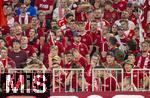 22.08.2025, Fussball Bundesliga 2025/2026, 1.Spieltag, FC Bayern Mnchen - RB Leipzig, in der Allianz-Arena Mnchen, Sdkurvenfans mit ihrer Eigenkreation eines optimalen Bayern-Trikots, ihr Motto-Shirt zum ersten Heimspiel, nur in den Vereinsfarben Rot und Weiss gehalten.