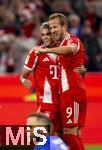 22.08.2025, Fussball Bundesliga 2025/2026, 1.Spieltag, FC Bayern Mnchen - RB Leipzig, in der Allianz-Arena Mnchen, Torjubel, Luis Diaz (FC Bayern Mnchen), Harry Kane (re, FC Bayern Mnchen), Torwart Peter Gulacsi (RB Leipzig) 
