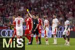 22.08.2025, Fussball Bundesliga 2025/2026, 1.Spieltag, FC Bayern Mnchen - RB Leipzig, in der Allianz-Arena Mnchen, Joshua Kimmich (FC Bayern Mnchen) hat eine Szene beim Schiedsrichter kristiert (Falsch ausgefhrter Freistoss vor dem Leipzig-Tor) und erhlt dafr die Gelbe Karte. Das Tor wird dann aber zurckgenommen deswegen. Willi Orban (RB Leipzig), Harry Kane (FC Bayern Mnchen), Xaver Schlager (RB Leipzig), Xavi Simons (RB Leipzig), Johan Bakayoko (RB Leipzig).