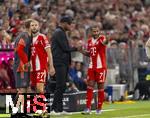 22.08.2025, Fussball Bundesliga 2025/2026, 1.Spieltag, FC Bayern Mnchen - RB Leipzig, in der Allianz-Arena Mnchen, Konrad Laimer (FC Bayern Mnchen), Trainer Vincent Kompany (FC Bayern Mnchen), Serge Gnabry (FC Bayern Mnchen) 