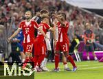 22.08.2025, Fussball Bundesliga 2025/2026, 1.Spieltag, FC Bayern Mnchen - RB Leipzig, in der Allianz-Arena Mnchen, Lennart Karl (FC Bayern Mnchen) kommt fr Serge Gnabry (FC Bayern Mnchen) ins Spiel. li: Konrad Laimer (FC Bayern Mnchen) 