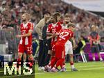 22.08.2025, Fussball Bundesliga 2025/2026, 1.Spieltag, FC Bayern Mnchen - RB Leipzig, in der Allianz-Arena Mnchen, Lennart Karl (FC Bayern Mnchen) kommt fr Serge Gnabry (FC Bayern Mnchen) ins Spiel. li: Konrad Laimer (FC Bayern Mnchen) 
