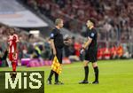 22.08.2025, Fussball Bundesliga 2025/2026, 1.Spieltag, FC Bayern Mnchen - RB Leipzig, in der Allianz-Arena Mnchen, Schiedsrichter Florian Badstbner beratschlagt mit seinem Assistenten Markus Schller (li) die strittige Szene zum Leipziger Tor, was nach VAR aberkannt wurde.