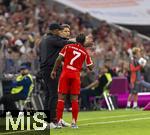 22.08.2025, Fussball Bundesliga 2025/2026, 1.Spieltag, FC Bayern Mnchen - RB Leipzig, in der Allianz-Arena Mnchen, Trainer Vincent Kompany (FC Bayern Mnchen) diskutiert mit dem vierten Offiziellen Tobias Reichel die strittige Szene zum Leipziger Tor, was nach VAR aberkannt wurde. Serge Gnabry (FC Bayern Mnchen) steht dabei.