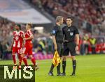 22.08.2025, Fussball Bundesliga 2025/2026, 1.Spieltag, FC Bayern Mnchen - RB Leipzig, in der Allianz-Arena Mnchen, Schiedsrichter Florian Badstbner beratschlagt mit seinem Assistenten Markus Schller (li) die strittige Szene zum Leipziger Tor, was nach VAR aberkannt wurde.