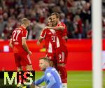22.08.2025, Fussball Bundesliga 2025/2026, 1.Spieltag, FC Bayern Mnchen - RB Leipzig, in der Allianz-Arena Mnchen, Torjubel Konrad Laimer (FC Bayern Mnchen) mit Luis Diaz (FC Bayern Mnchen), Harry Kane (FC Bayern Mnchen), Torwart Peter Gulacsi (RB Leipzig) sitzt geschlagen am Boden.