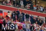 22.08.2025, Fussball Bundesliga 2025/2026, 1.Spieltag, FC Bayern Mnchen - RB Leipzig, in der Allianz-Arena Mnchen, Die Ehrentribne applaudiert der Mannschaft, Prsident und Aufsichtsratsvorsitzender Karl Hopfner (FC Bayern Mnchen), Ehren-Prsident Uli Hoene (FC Bayern Mnchen, Hoeness), Vorstandsvorsitzender Jan-Christian Dreesen (FC Bayern Mnchen), Prsident Herbert Hainer (FC Bayern), Rodrigo Diehl, Vorstandsmitglied Deutsche Telekom und Sprecher der Geschftsfhrung Telekom Deutschland, und Michael Hagspihl, SVP Global Strategic Projects und Marketing Partnerships Deutsche Telekom,
 