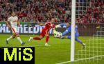 22.08.2025, Fussball Bundesliga 2025/2026, 1.Spieltag, FC Bayern Mnchen - RB Leipzig, in der Allianz-Arena Mnchen, Torschuss von Harry Kane (FC Bayern Mnchen) gegen Torwart Peter Gulacsi (RB Leipzig) zum 6:0