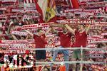 22.08.2025, Fussball Bundesliga 2025/2026, 1.Spieltag, FC Bayern Mnchen - RB Leipzig, in der Allianz-Arena Mnchen, Bayernfans in der Sdkurve zeigen stolz ihre Fanschals, Die Drei Vorsnger mit den gemeinsamen Trikots, einer Eigenkreation der Ultras eines optimalen Bayern-Trikots, ihr Motto-Shirt zum ersten Heimspiel, nur in den Vereinsfarben Rot und Weiss gehalten.