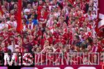 22.08.2025, Fussball Bundesliga 2025/2026, 1.Spieltag, FC Bayern Mnchen - RB Leipzig, in der Allianz-Arena Mnchen, Bayernfans in der Sdkurve mit den gemeinsamen Trikots, einer Eigenkreation der Ultras eines optimalen Bayern-Trikots, ihr Motto-Shirt zum ersten Heimspiel, nur in den Vereinsfarben Rot und Weiss gehalten. 