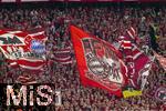 22.08.2025, Fussball Bundesliga 2025/2026, 1.Spieltag, FC Bayern Mnchen - RB Leipzig, in der Allianz-Arena Mnchen,  Sdkurvenfans schwenken ihre Fahnen.
