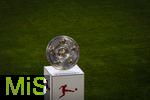 22.08.2025, Fussball Bundesliga 2025/2026, 1.Spieltag, FC Bayern Mnchen - RB Leipzig, in der Allianz-Arena Mnchen, Erffnungsfeier der Saison 2025/26. Am Spielfeldrand steht die Meisterschale auf der Stele.  (Bildbearbeitung)