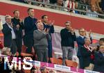 22.08.2025, Fussball Bundesliga 2025/2026, 1.Spieltag, FC Bayern Mnchen - RB Leipzig, in der Allianz-Arena Mnchen, Die Ehrentribne applaudiert der Mannschaft, Prsident und Aufsichtsratsvorsitzender Karl Hopfner (FC Bayern Mnchen), Ehren-Prsident Uli Hoene (FC Bayern Mnchen, Hoeness), Vorstandsvorsitzender Jan-Christian Dreesen (FC Bayern Mnchen), Prsident Herbert Hainer (FC Bayern), Rodrigo Diehl (oben 4.v.li), Vorstandsmitglied Deutsche Telekom und Sprecher der Geschftsfhrung Telekom Deutschland, und Michael Hagspihl (oben 3.v.li), SVP Global Strategic Projects und Marketing Partnerships Deutsche Telekom,
