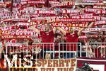 22.08.2025, Fussball Bundesliga 2025/2026, 1.Spieltag, FC Bayern Mnchen - RB Leipzig, in der Allianz-Arena Mnchen, Bayernfans in der Sdkurve zeigen stolz ihre Fanschals, Die beiden Fans mit den gemeinsamen Trikots, einer Eigenkreation der Ultras eines optimalen Bayern-Trikots, ihr Motto-Shirt zum ersten Heimspiel, nur in den Vereinsfarben Rot und Weiss gehalten. 