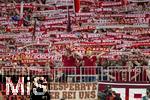 22.08.2025, Fussball Bundesliga 2025/2026, 1.Spieltag, FC Bayern Mnchen - RB Leipzig, in der Allianz-Arena Mnchen, Bayernfans in der Sdkurve zeigen stolz ihre Fanschals, Fans mit den gemeinsamen Trikots, einer Eigenkreation der Ultras eines optimalen Bayern-Trikots, ihr Motto-Shirt zum ersten Heimspiel, nur in den Vereinsfarben Rot und Weiss gehalten.