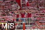 22.08.2025, Fussball Bundesliga 2025/2026, 1.Spieltag, FC Bayern Mnchen - RB Leipzig, in der Allianz-Arena Mnchen, Bayernfans in der Sdkurve zeigen stolz ihre Fanschals, Die Drei Vorsnger mit den gemeinsamen Trikots, einer Eigenkreation der Ultras eines optimalen Bayern-Trikots, ihr Motto-Shirt zum ersten Heimspiel, nur in den Vereinsfarben Rot und Weiss gehalten. 