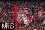 22.08.2025, Fussball Bundesliga 2025/2026, 1.Spieltag, FC Bayern Mnchen - RB Leipzig, in der Allianz-Arena Mnchen,  Sdkurvenfans schwenken ihre Fahnen.