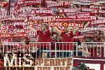 22.08.2025, Fussball Bundesliga 2025/2026, 1.Spieltag, FC Bayern Mnchen - RB Leipzig, in der Allianz-Arena Mnchen, Bayernfans in der Sdkurve zeigen stolz ihre Fanschals, Die beiden Fans mit den gemeinsamen Trikots, einer Eigenkreation der Ultras eines optimalen Bayern-Trikots, ihr Motto-Shirt zum ersten Heimspiel, nur in den Vereinsfarben Rot und Weiss gehalten.
